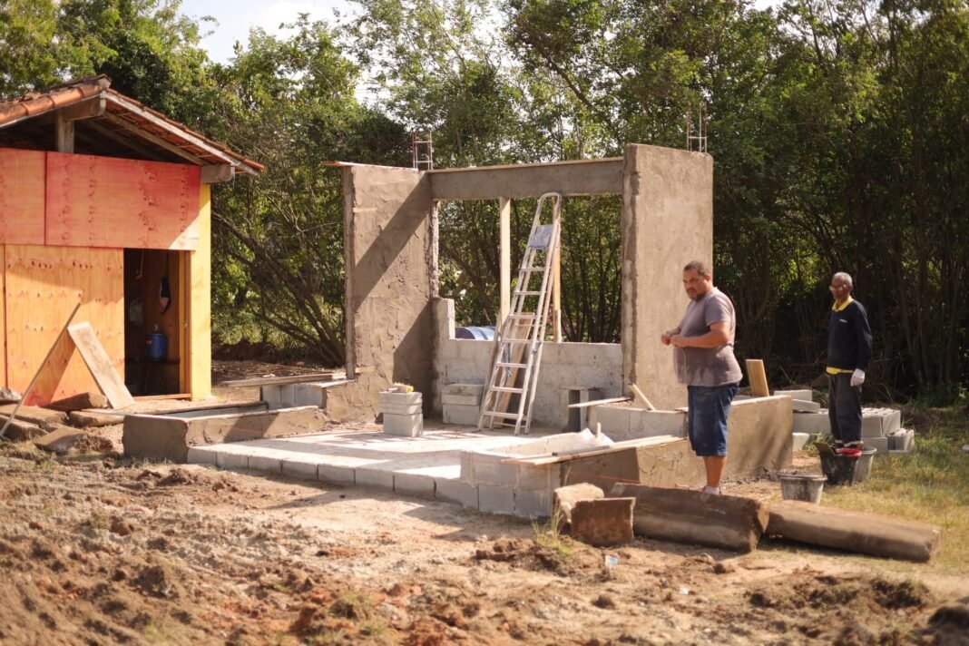 Construção do ponto de ônibus na Rodovia Amaral Peixoto.