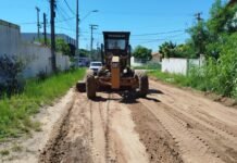 Prefeitura de Araruama intensifica manutenção viária com ações de patrolamento em diversos bairros