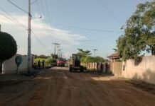 Secretaria de Serviços Públicos realiza obra de drenagem e nivelamento na Rua Washington Luiz, no bairro Novo Horizonte